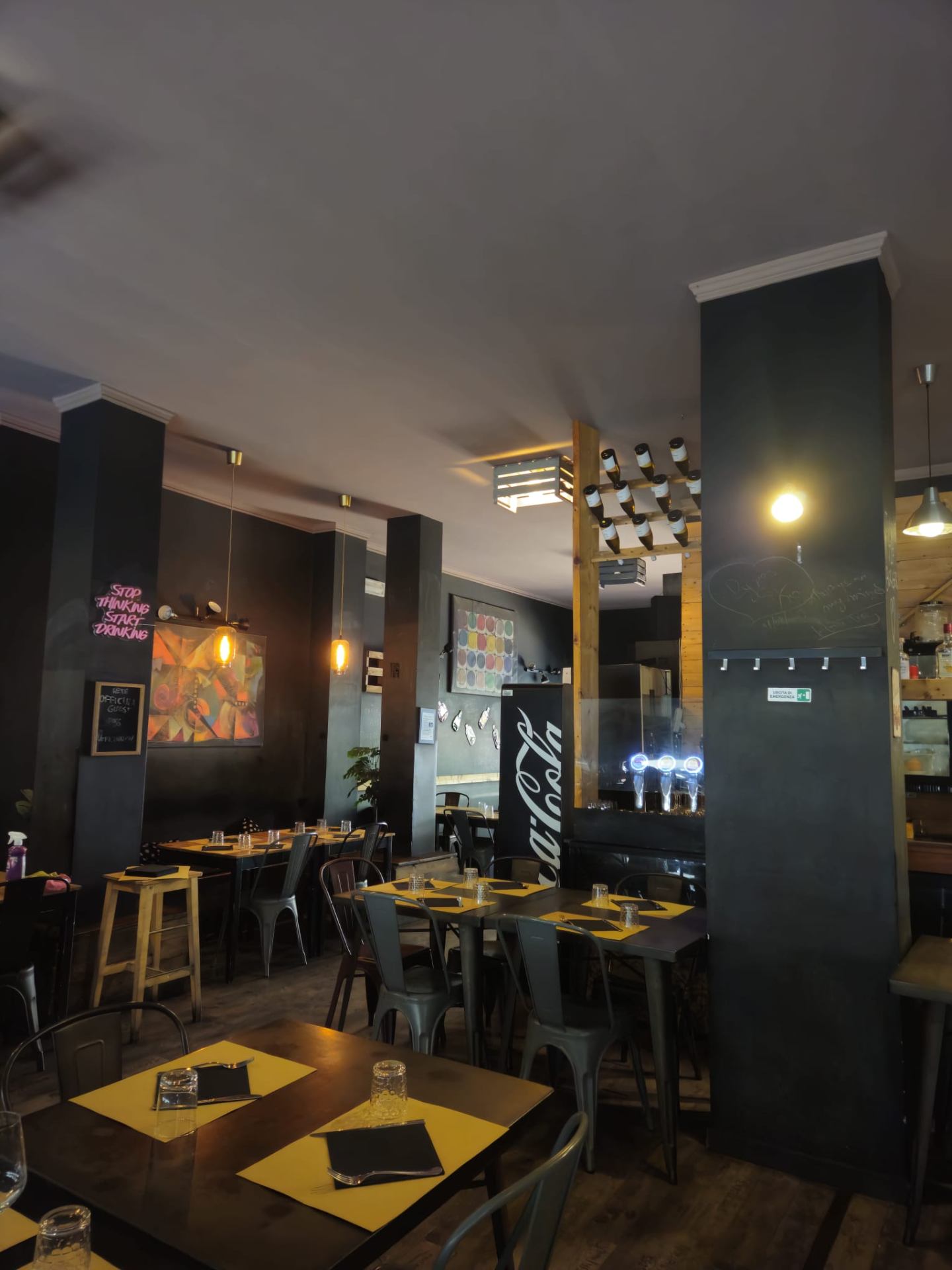 Dettaglio della sala con neon e colonne